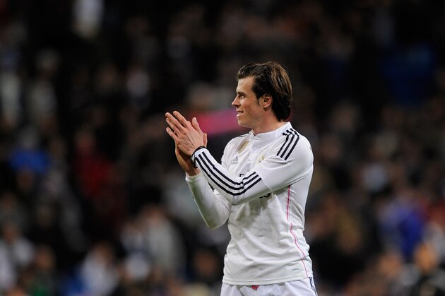 MADRID, SPAIN - FEBRUARY 15:  Gareth Bale of Real Madrid applauds fans at the end of the La Liga match between Real Madrid CF and RC Deportivo La Coruna at Estadio Santiago Bernabeu on February 15, 2015 in Madrid, Spain.  (Photo by Denis Doyle/Getty Images)