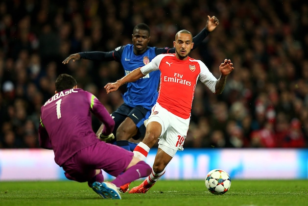 LONDON, ENGLAND - FEBRUARY 25:  Goalkeeper Danijel Subasic of Monaco claims the ball as Theo Walcott of Arsenal threatens his goal during the UEFA Champions League round of 16, first leg match between Arsenal and Monaco at The Emirates Stadium on February 25, 2015 in London, United Kingdom.  (Photo by Clive Mason/Getty Images)