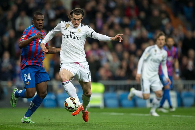MADRID, SPAIN - MARCH 15: Gareth Bale (R) of Real Madrid CF competes for the ball with Simao Mate Junios (L) of Levante UD during tha La Liga match between Real Madrid CF and Levante UD at Estadio Santiago Bernabeu on March 15, 2015 in Madrid, Spain.  (Photo by Gonzalo Arroyo Moreno/Getty Images)