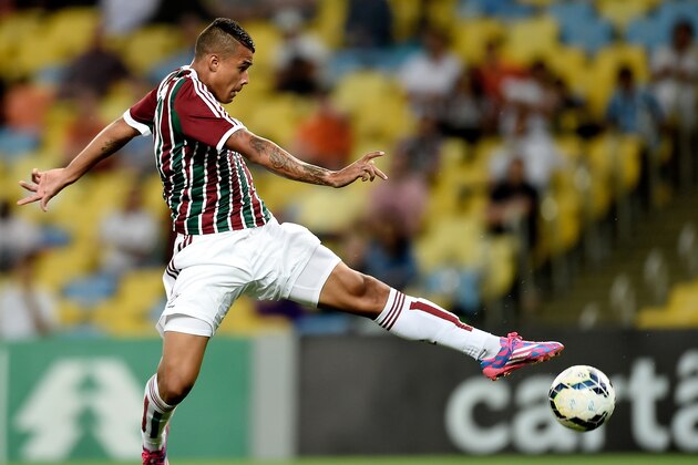RIO DE JANEIRO, BRAZIL - SEPTEMBER 24: Kenedy of Fluminense struggles for the ball during a match between Fluminense and Gremio as part of Brasileirao Series A 2014 at Maracana Stadium on September 24, 2014 in Rio de Janeiro, Brazil. (Photo by Buda Mendes/Getty Images)