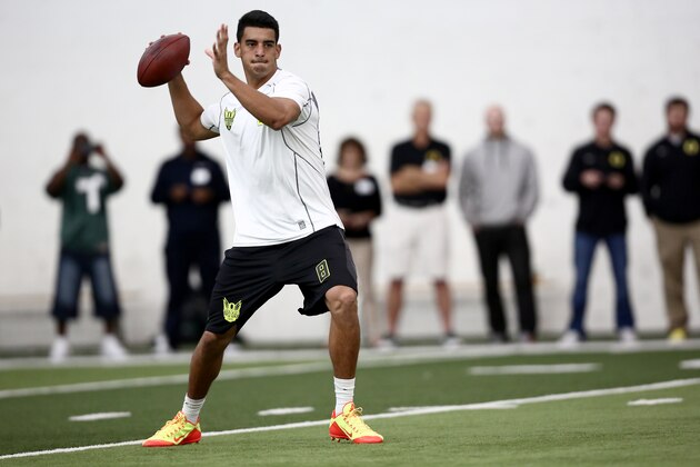 Oregon's Marcus Mariota throws during drills for NFL football scouts during Pro Day at the University of Oregon, Thursday, March 12, 2015, in Eugene, Ore. (AP Photo/Ryan Kang)