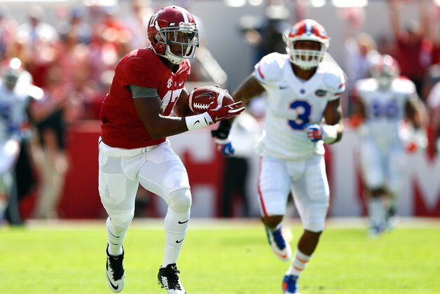 TUSCALOOSA, AL - SEPTEMBER 20:  Kenyan Drake #17 of the Alabama Crimson Tide pulls in this reception on the way to a touchdown against the Florida Gators at Bryant-Denny Stadium on September 20, 2014 in Tuscaloosa, Alabama.  (Photo by Kevin C. Cox/Getty Images)