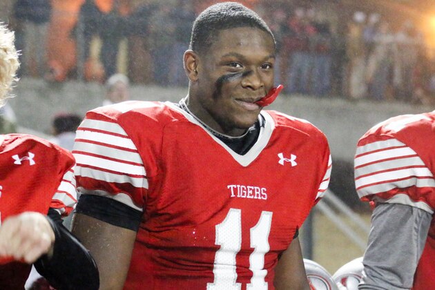 2016 4-Star athlete Kyle Davis is committed to South Carolina, but Georgia is making a strong push to get him to flip his pledge.