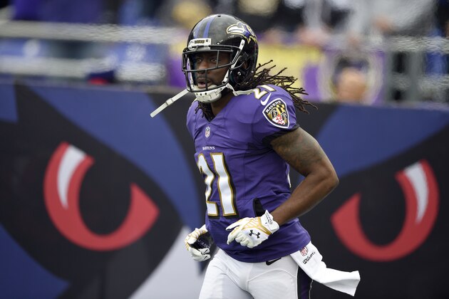 Baltimore Ravens cornerback Lardarius Webb jogs onto the field before an NFL football game against the Cleveland Browns, Sunday, Dec. 28, 2014, in Baltimore. (AP Photo/Nick Wass)