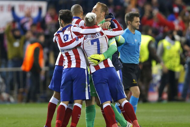 Atletico's goalkeeper Jan Oblak, right, and his teammates celebrate winning the Champions League round of sixteen second leg soccer match between Atletico de Madrid and Bayer 04 Leverkusen at the Vicente Calderon stadium in Madrid, Spain, Tuesday, March 17, 2015. (AP Photo/Daniel Ochoa de Olza)
