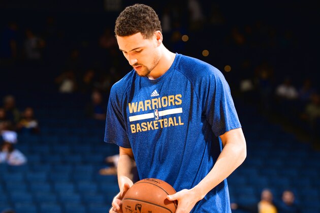 Los Angeles Lakers guard Jordan Clarkson (6) shoots over Golden State Warriors guard Klay Thompson (11) during the first half of an NBA basketball game in Oakland, Calif., Monday, March 16, 2015. (AP Photo/Jeff Chiu)
