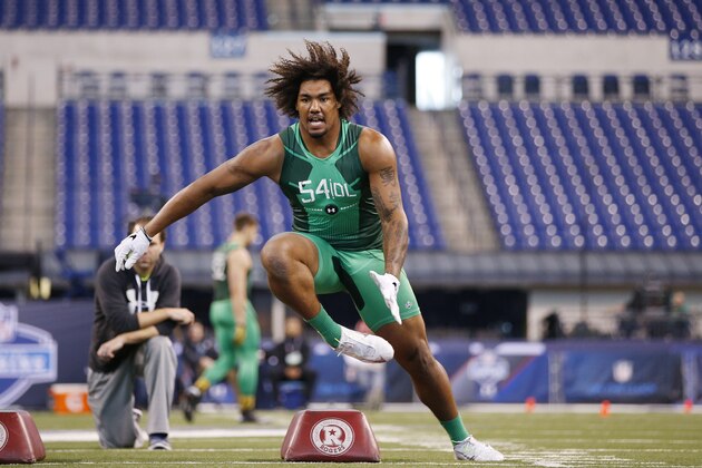 INDIANAPOLIS, IN - FEBRUARY 22: Defensive lineman Leonard Williams of USC competes during the 2015 NFL Scouting Combine at Lucas Oil Stadium on February 22, 2015 in Indianapolis, Indiana. (Photo by Joe Robbins/Getty Images)