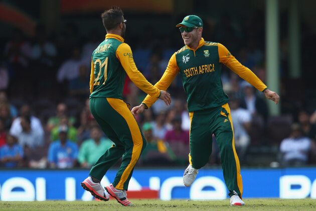 SYDNEY, AUSTRALIA - MARCH 18:  JP Duminy and Faf du Plessis of South Africa celebrates combining to take the wicket of Angelo Mathews of Sri Lanka  during the 2015 ICC Cricket World Cup match between South Africa and Sri Lanka at Sydney Cricket Ground on March 18, 2015 in Sydney, Australia.  (Photo by Mark Kolbe/Getty Images)