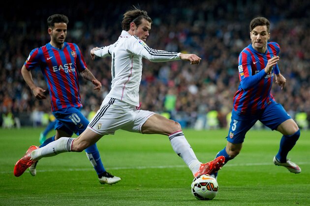 MADRID, SPAIN - MARCH 15: Gareth Bale (2ndL) of Real Madrid CF competes for the ball with Tono Garcia (R) of Levante UD and his teammate Ruben Garcia Santos (L) during the La Liga match between Real Madrid CF and Levante UD at Estadio Santiago Bernabeu on March 15, 2015 in Madrid, Spain.  (Photo by Gonzalo Arroyo Moreno/Getty Images)