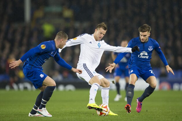 Dynamo Kiev Andriy Yarmolenko, centre, keeps the ball from Everton's Ross Barkley, left, and Luke Garbutt during the Europa League round of 16 first leg soccer match between Everton and Dynamo Kiev at Goodison Park Stadium, Liverpool, England, Thursday March 12, 2015. (AP Photo/Jon Super)