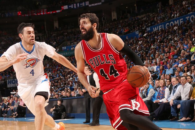 OKLAHOMA CITY, OK - MARCH 15: Nikola Mirotic #44 of the Chicago Bulls drives to the basket against the Oklahoma City Thunder during the game on March 15, 2015 at Chesapeake Energy Arena in Oklahoma City, Oklahoma. NOTE TO USER: User expressly acknowledges and agrees that, by downloading and/or using this photograph, User is consenting to the terms and conditions of the Getty Images License Agreement. Mandatory Copyright Notice: Copyright 2015 NBAE (Photo by Layne Murdoch/NBAE via Getty Images)
