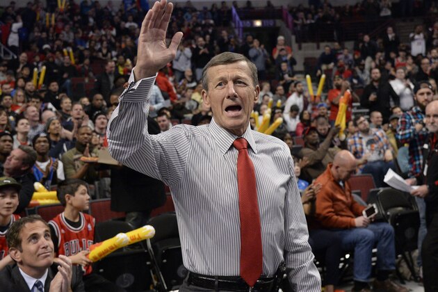 Craig Sager, acknowledges the crowd during a timeout of a game between the Chicago Bulls and the Oklahoma City Thunder, Thursday, March 5, 2015 in Chicago. Craig Sager returned to his familiar spot on the NBA sideline Thursday after being treated for leukemia.  (AP Photo/David Banks)