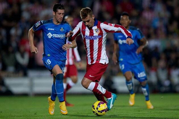 GETAFE, SPAIN - OCTOBER 26: Antoine Griezmann (R) of Atletico de Madrid competes for the ball with Sergio Escudero (L) of Getafe CF during the La Liga match between Getafe CF and Club Atletico de Madrid at Coliseum Alfonso Perez on October 26, 2014 in Getafe, Spain.  (Photo by Gonzalo Arroyo Moreno/Getty Images)