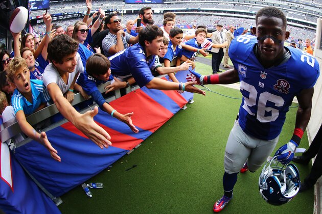 EAST RUTHERFORD, NJ - SEPTEMBER 21:  Antrel Rolle #26 of the New York Giants greets the fans after their 30-17 win against the Houston Texans  at MetLife Stadium on September 21, 2014 in East Rutherford, New Jersey.  (Photo by Al Bello/Getty Images)