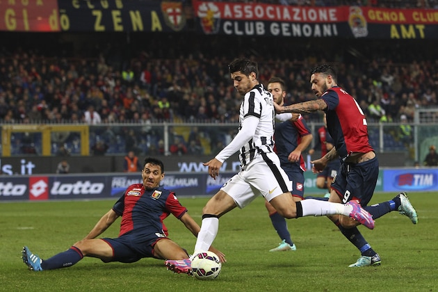GENOA, ITALY - OCTOBER 29:  Alvaro Morata (C) of Juventus FC is challenged by Nicolas Andres Burdisso (L) and Mauricio Pinilla (R) of Genoa CFC during the Serie A match between Genoa CFC and Juventus FC at Stadio Luigi Ferraris on October 29, 2014 in Genoa, Italy.  (Photo by Marco Luzzani/Getty Images)