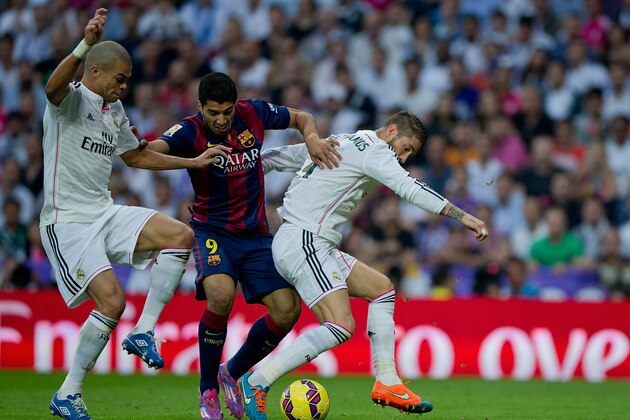 MADRID, SPAIN - OCTOBER 25: Luis Suarez (2ndL) of FC Barcelona competes for the ball with Pepe (L) of Real Madrid CF and his teammate Sergio Ramos (R) during the La Liga match between Real Madrid CF and FC Barcelona at Estadio Santiago Bernabeu on October 25, 2014 in Madrid, Spain.  (Photo by Gonzalo Arroyo Moreno/Getty Images)