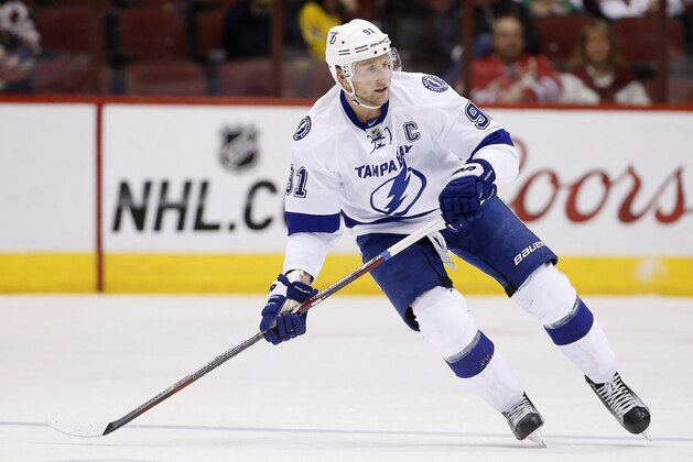 Tampa Bay Lightning's Steven Stamkos skates to the puck against the Arizona Coyotes during the first period of an NHL hockey game Saturday, Feb. 21, 2015, in Glendale, Ariz. (AP Photo/Ross D. Franklin)
