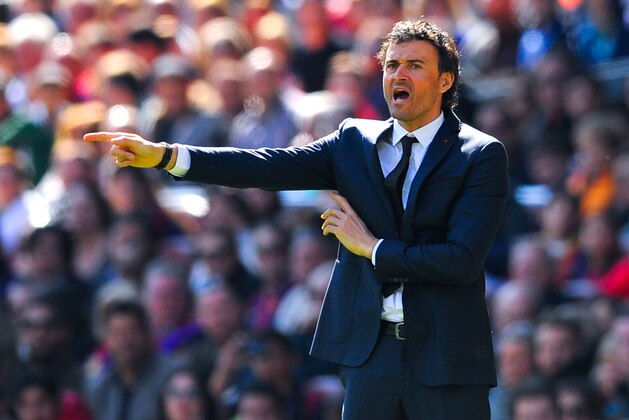 BARCELONA, SPAIN - MARCH 08:  Head coach Luis Enrique of FC Barcelona directs his players during the La Liga match between FC Barcelona and Rayo Vallecano de Madrid at Camp Nou on March 8, 2015 in Barcelona, Spain.  (Photo by David Ramos/Getty Images)