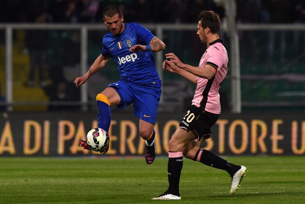 PALERMO, ITALY - MARCH 14:  Stefano Sturaro (L) of Juventus and Franco Vazquez of Palermo compete for the ball during the Serie A match between US Citta di Palermo and Juventus FC  at Stadio Renzo Barbera on March 14, 2015 in Palermo, Italy.  (Photo by Tullio M. Puglia/Getty Images)