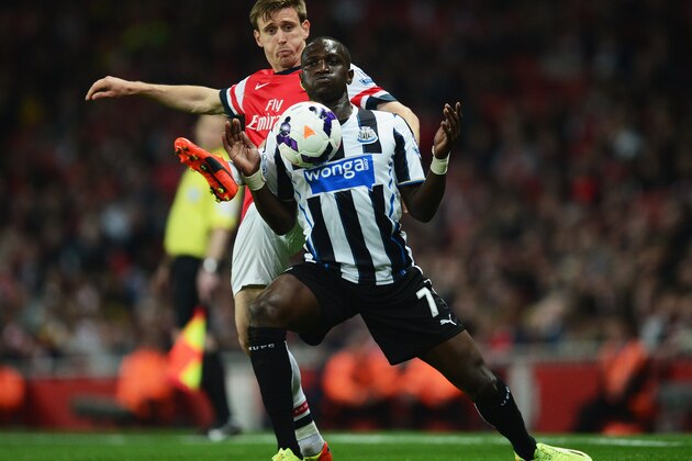 LONDON, ENGLAND - APRIL 28:  Moussa Sissoko of Newcastle United holds off Nacho Monreal of Arsenal during the Barclays Premier League match between Arsenal and Newcastle United at Emirates Stadium on April 28, 2014 in London, England.  (Photo by Jamie McDonald/Getty Images)