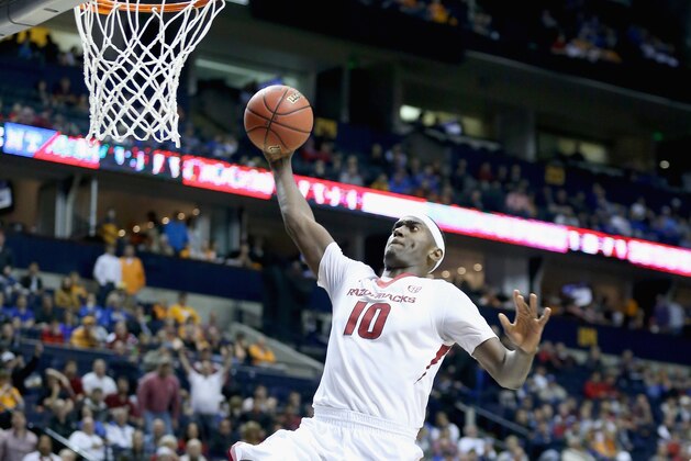 NASHVILLE, TN - MARCH 13:  Bobby Portis #10 of the Arkansas Razorbacks dunks the ball against the Tennessee Volunteers during the quaterfinals of the SEC Basketball Tournament at Bridgestone Arena on March 13, 2015 in Nashville, Tennessee.  (Photo by Andy Lyons/Getty Images)