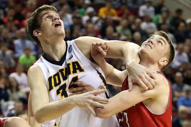 SEATTLE, WA - MARCH 20:  Adam Woodbury #34 of the Iowa Hawkeyes looks for the ball in the first half of the game against Peyton Aldridge #23 of the Davidson Wildcats during the second round of the 2015 NCAA Men's Basketball Tournament at KeyArena on March 20, 2015 in Seattle, Washington.  (Photo by Otto Greule Jr/Getty Images)