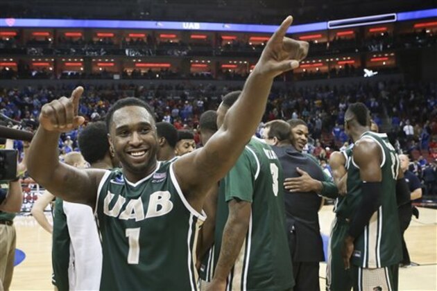 UAB guard Denzell Watts acknowledges the fans as he and his team celebrate their win over Iowa State in an NCAA tournament second round college basketball game in Louisville, Ky., Thursday, March 19, 2015. UAB won the game 60-59. (AP Photo/David Stephenson)