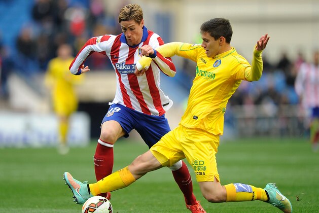 MADRID, SPAIN - MARCH 21:  Fernando Torres of Club Atletico de Madrid is tackled by Emiliano Velazquez of Getafe CF during the La Liga match between Club Atletico de Madrid and Getafe CF at Vicente Calderon Stadium on March 21, 2015 in Madrid, Spain.  (Photo by Denis Doyle/Getty Images)