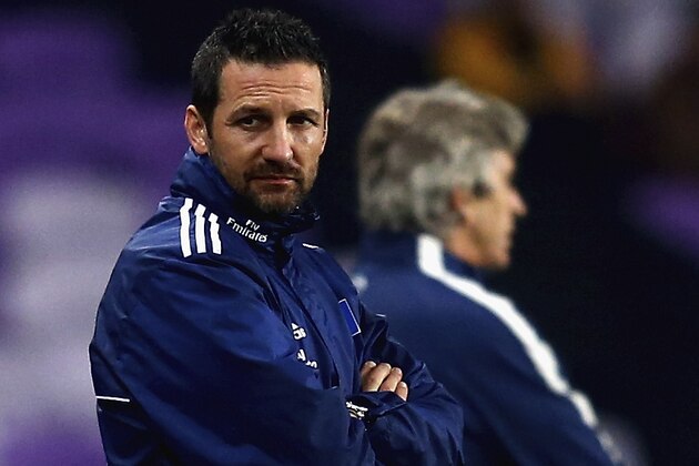 AL AIN, UNITED ARAB EMIRATES - JANUARY 21:  Head coach Joe Zinnbauer of Hamburger SV  looks during the friendly match between Hamburg SV and Manchester City at Hazza bin Zayed Stadium on January 21, 2015 in Al Ain, United Arab Emirates.  (Photo by Francois Nel/Getty Images)
