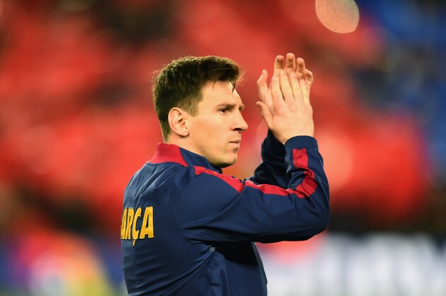 BARCELONA, SPAIN - MARCH 22:  Lionel Messi of Barcelona applauds the crowd prior to the La Liga match between FC Barcelona and Real Madrid CF at Camp Nou on March 22, 2015 in Barcelona, Spain.  (Photo by Alex Caparros/Getty Images)
