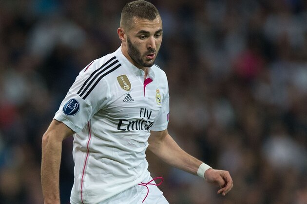 MADRID, SPAIN - MARCH 10: Karim Benzema of Real Madrid CFcontrols the ball during the UEFA Champions League round of 16 second leg match between Real Madrid CF and FC Schalke 04 at Estadio Santiago Bernabeu on March 10, 2015 in Madrid, Spain.  (Photo by Gonzalo Arroyo Moreno/Getty Images)