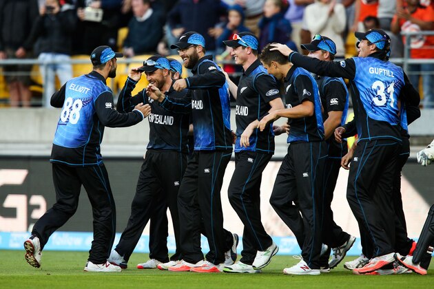 WELLINGTON, NEW ZEALAND - MARCH 21:  Daniel Vettori of New Zealand is congratulated by teammates after taking a catch to dismiss Marlon Samuels of the West Indies during the 2015 ICC Cricket World Cup match between New Zealand and the West Indies at Wellington Regional Stadium on March 21, 2015 in Wellington, New Zealand.  (Photo by Hagen Hopkins/Getty Images)