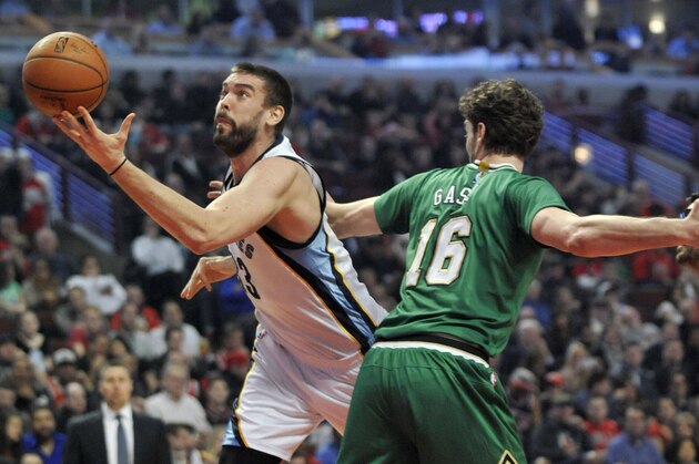 Memphis Grizzlies' Marc Gasol (33) of Spain, shoots against Chicago Bulls' Pau Gasol (16) of Spain, during the first half of an NBA basketball game Monday, March 9, 2015, in Chicago. (AP Photo/Paul Beaty)