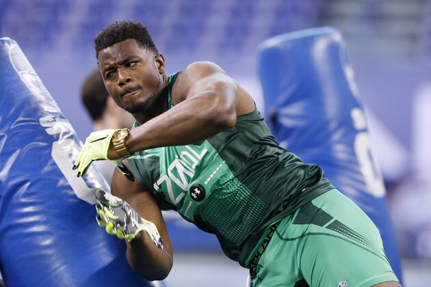 INDIANAPOLIS, IN - FEBRUARY 22: Defensive lineman Dante Fowler of Florida competes during the 2015 NFL Scouting Combine at Lucas Oil Stadium on February 22, 2015 in Indianapolis, Indiana. (Photo by Joe Robbins/Getty Images)
