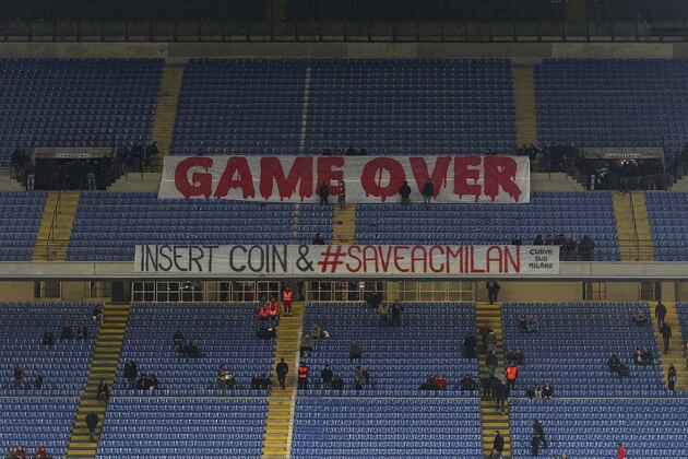MILAN, ITALY - MARCH 21:  AC Milan supporters show their disappointment with giants displays before the Serie A match between AC Milan and Cagliari Calcio at Stadio Giuseppe Meazza on March 21, 2015 in Milan, Italy.  (Photo by Marco Luzzani/Getty Images)