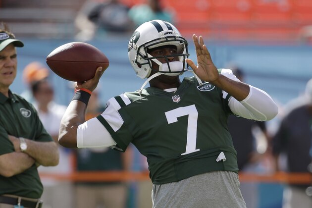 New York Jets quarterback Geno Smith (7) warms up before an NFL football game against the Miami Dolphins, Sunday, Dec. 28, 2014, in Miami Gardens, Fla. (AP Photo/Lynne Sladky)