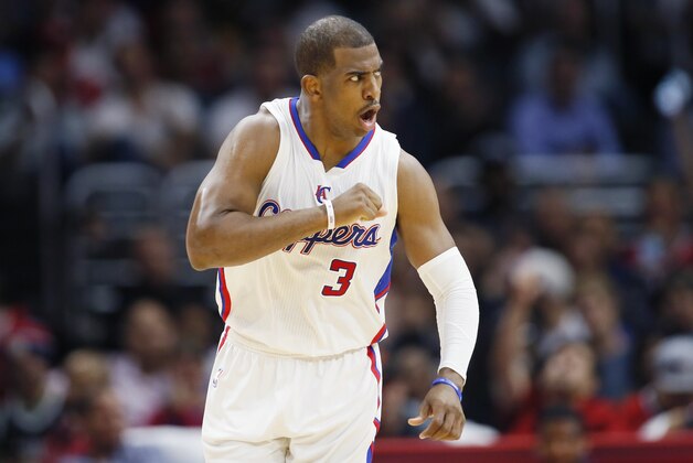 El jugador de los Clippers de Los Angeles Clippers, Chris Paul, celebra tras anotar contra los Wizards de Washington durante la segunda mitad de su partido de NBA, el 20 de marzo de 2015 en Los Ángeles. (AP Foto/Danny Moloshok)