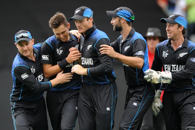 New Zealand’s Trent Boult, second left, is congratulated by teammates after dismissing South African batsman Quinton De Kock during their Cricket World Cup semifinal in Auckland, New Zealand, Tuesday, March 24, 2015. (AP Photo/Ross Setford)