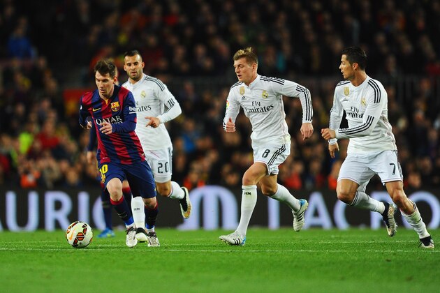 BARCELONA, SPAIN - MARCH 22:  Lionel Messi of Barcelona is chased by Jese (20), Toni Kroos (8) and Cristiano Ronaldo of Real Madrid CF (7) during the La Liga match between FC Barcelona and Real Madrid CF at Camp Nou on March 22, 2015 in Barcelona, Spain.  (Photo by David Ramos/Getty Images)
