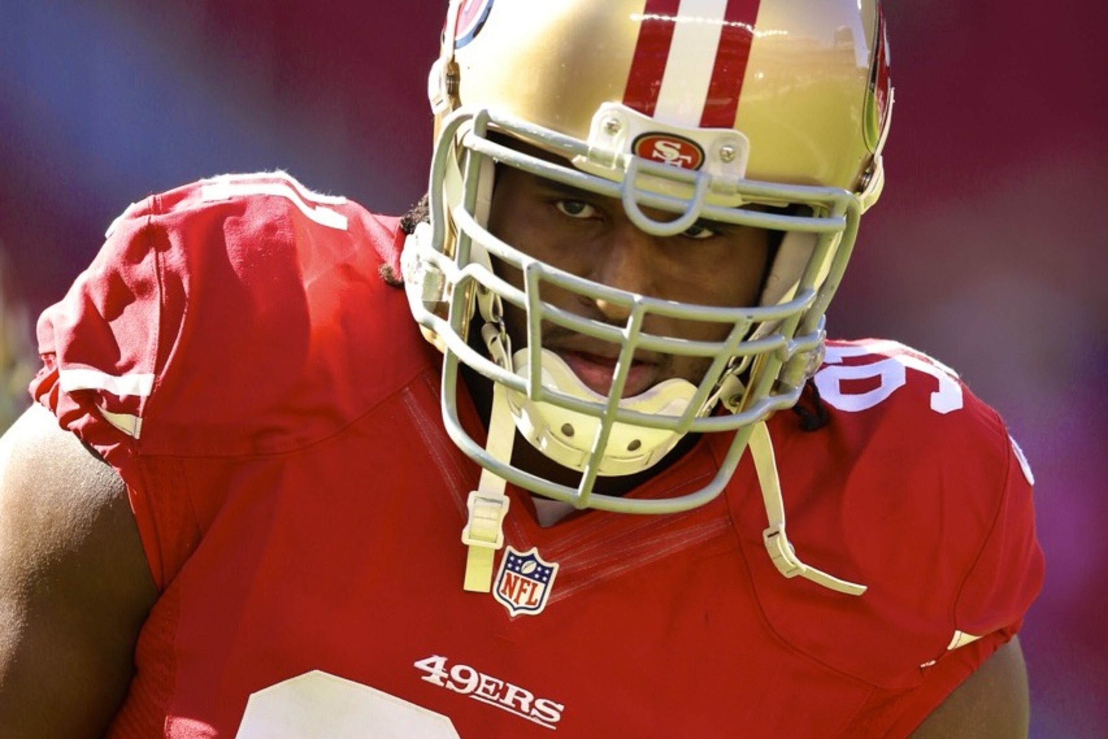 En esta fotografía del 7 de septiembre de 2014, el jugador de los 49ers de San Francisco, Ray McDonald, observa desde el banquillo el encuentro contra los Cowboys de Dallas (AP Foto/LM Otero, archivo)