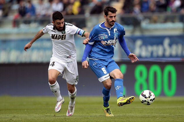 EMPOLI, ITALY - MARCH 22: Riccardo Saponara of Empoli FC battles for the ball with Francesco Magnanelli of Sassuolo Calcio during the Serie A match between Empoli FC and US Sassuolo Calcio at Stadio Carlo Castellani on March 22, 2015 in Empoli, Italy.  (Photo by Gabriele Maltinti/Getty Images)