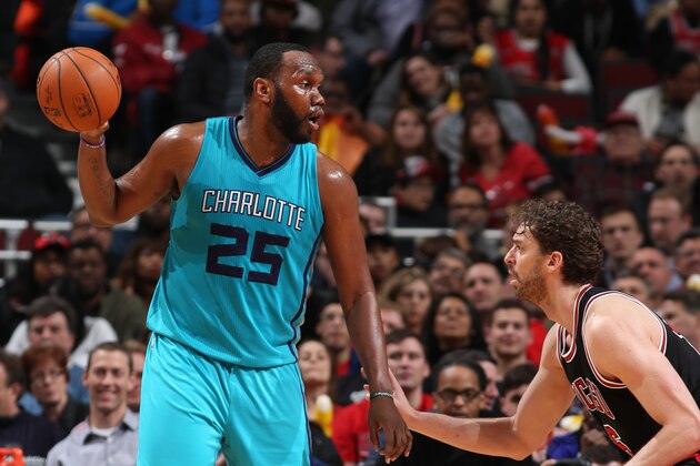 CHICAGO, IL - MARCH 23: Al Jefferson #25 of the Charlotte Hornets handles the ball against the Chicago Bulls on March 23, 2015 at the United Center in Chicago, Illinois. NOTE TO USER: User expressly acknowledges and agrees that, by downloading and or using this Photograph, user is consenting to the terms and conditions of the Getty Images License Agreement. Mandatory Copyright Notice: Copyright 2015 NBAE (Photo by Gary Dineen/NBAE via Getty Images)