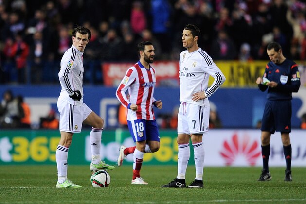 MADRID, SPAIN - JANUARY 07:  Cristiano Ronaldo and Gareth Bale of Real Madrid get ready to kick the ball off after Club Atletico de Madrid scored their 2nd goal  during the Copa del Rey Round of 16, First Leg match between Club Atletico de Madrid and Real Madrid at Vicente Calderon Stadium on January 7, 2015 in Madrid, Spain.  (Photo by Denis Doyle/Getty Images)