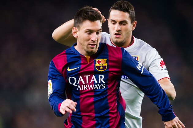 BARCELONA, SPAIN - JANUARY 11: Lionel Messi of FC Barcelona runs with the ball next to Jorge Resurreccion 'Koke' of Club Atletico de Madrid during the La Liga match between FC Barcelona and Club Atletico de Madrid at Camp Nou on January 11, 2015 in Barcelona, Spain. (Photo by Alex Caparros/Getty Images)