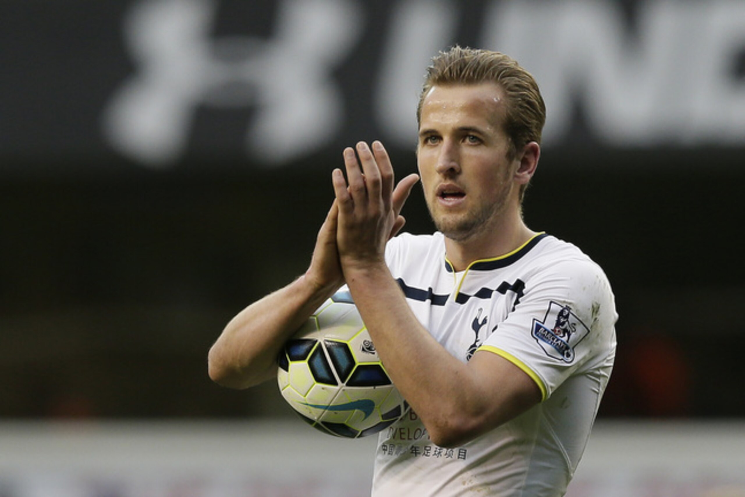 Tottenham Hotspur’s Harry Kane applauds the crowd after his team won the English Premier League soccer match between Tottenham and Leicester City at White Hart Lane, London, Saturday, March 21, 2015. (AP Photo/Tim Ireland)