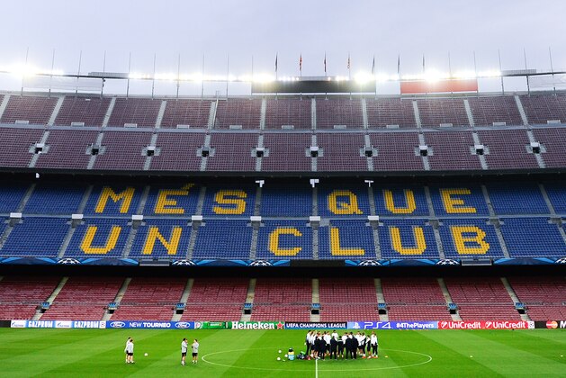 BARCELONA, SPAIN - MARCH 11:  Manchester City FC players listen to their manager Manuel Pellegrini during a training session ahead the UEFA Champions League Round of 16 second leg match against FC Barcelona at Camp Nou on March 11, 2014 in Barcelona, Spain.  (Photo by David Ramos/Getty Images)