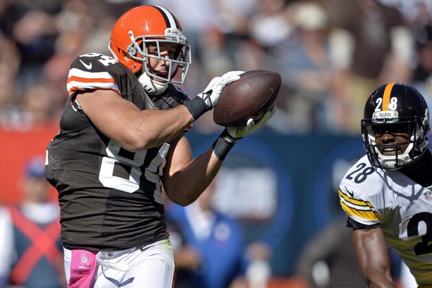 Cleveland Browns tight end Jordan Cameron (84) catches a 51-yard touchdown pass against Pittsburgh Steelers cornerback Cortez Allen in the second quarter of an NFL football game Sunday, Oct. 12, 2014, in Cleveland. (AP Photo/David Richard)