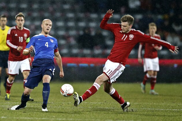 Michael Bradley from the US, left, and Nicklas Bendtner from Denmark in action during a friendly soccer match at NRGI Stadium in Aarhus, Denmark, Wednesday March 25, 2015. (AP Photo/POLFOTO, Jens Dresling)  DENMARK OUT