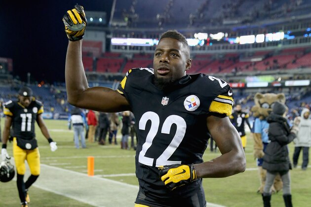 NASHVILLE, TN - NOVEMBER 17:  William Gay #22 of the Pittsburgh Steelers celebrates their 27-24 win over the Tennessee Titans as he leaves the field at LP Field on November 17, 2014 in Nashville, Tennessee.  (Photo by Andy Lyons/Getty Images)