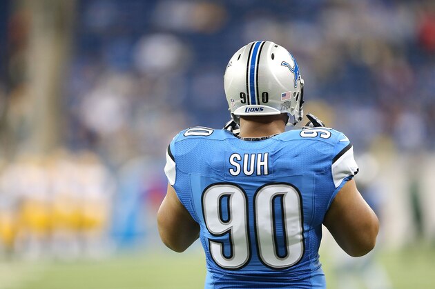 DETROIT, MI - SEPTEMBER 21:  Ndamukong Suh #90 of the Detroit Lions warms up prior to the start of the game against the Green Bay Packers at Ford Field on September 21, 2014 in Detroit, Michigan. The Lions defeated the Packers 19-7.  (Photo by Leon Halip/Getty Images)